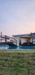 DELUXE ROOM BY THE POOL - Botolan