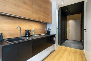 Szurmana Modern Studio by BookingHost