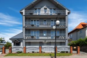 Willa Szamotulanka - Pokoje Wakacyjne Rewal - Plac Zabaw & Grill - by Noclegi Renters - 3hvězdičkové hotely ve městě Rewal