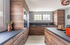Maisons de vacances Beautiful Home In Amblainville With Wifi : photos des chambres