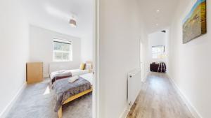 Spacious three bedroom apartment with Valley views