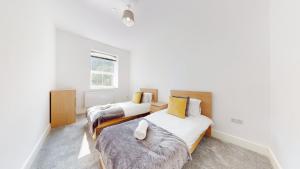 Spacious three bedroom apartment with Valley views