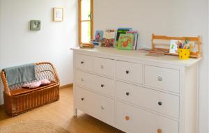 Maisons de vacances 2 Bedroom Cozy Home In Saint-projet-saillagol : photos des chambres