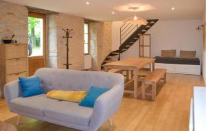 Maisons de vacances 2 Bedroom Cozy Home In Saint-projet-saillagol : photos des chambres