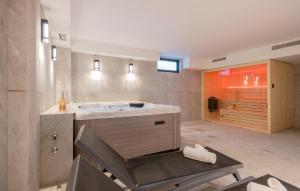 5 Bedroom Cozy Home In Brela