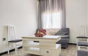 2 Bedroom Stunning Apartment In Rota