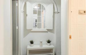 2 Bedroom Stunning Apartment In Rota