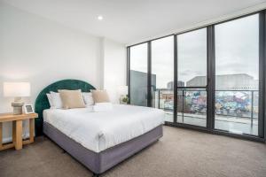 Roomy 2BR 2BA City-Centre Apt - Hosted by CanStay