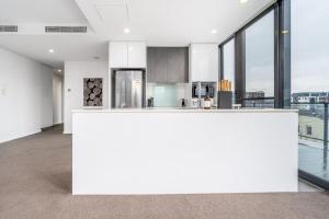 Roomy 2BR 2BA City-Centre Apt - Hosted by CanStay