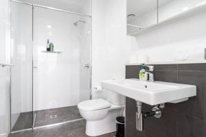 Roomy 2BR 2BA City-Centre Apt - Hosted by CanStay