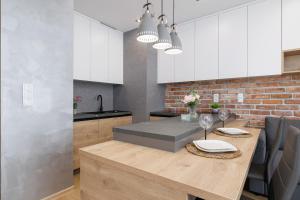 Mogilska Studio with Parking near Tauron Arena Krakow by Noclegi Renters