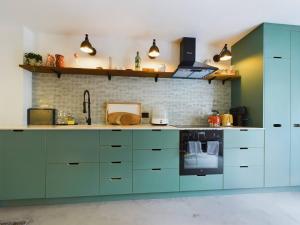 Pass the Keys Stylish and Modern 2Bed 2Bath Hackney Apartment