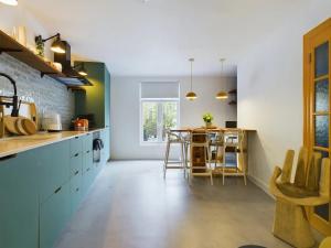 Pass the Keys Stylish and Modern 2Bed 2Bath Hackney Apartment