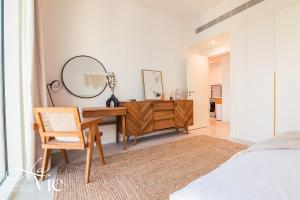 La Vie, JBR
