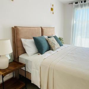 3 Bed Flat - Sleeps 6 - Pool - Garden - Parking