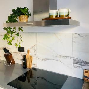 3 Bed Flat - Sleeps 6 - Pool - Garden - Parking