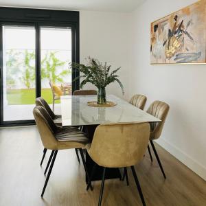 3 Bed Flat - Sleeps 6 - Pool - Garden - Parking