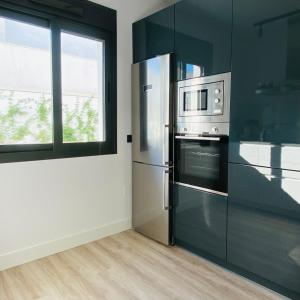 3 Bed Flat - Sleeps 6 - Pool - Garden - Parking