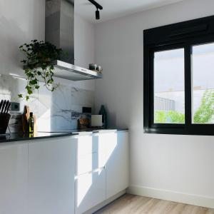 3 Bed Flat - Sleeps 6 - Pool - Garden - Parking