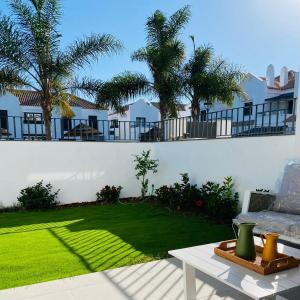 3 Bed Flat - Sleeps 6 - Pool - Garden - Parking
