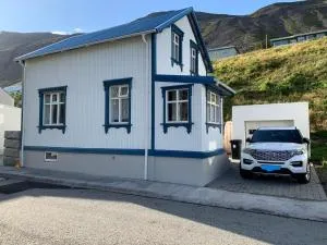 Charming villa with hot tub and sauna - Flateyri