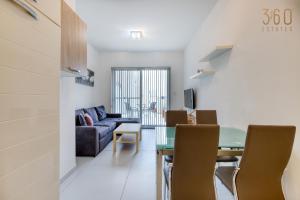 Cosy 1BR penthouse with Private Terrace in Gzira by 360 Estates