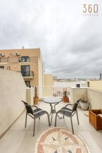 Cosy 1BR penthouse with Private Terrace in Gzira by 360 Estates