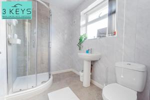 Long Stays - WIFI - Just Minutes to HS2, Airport & NEC - Contractor Monthly Deals! 4 bedrooms, 2 bathrooms, 2 kitchens!