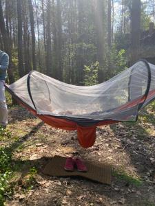 Przytulny domek w lesie blisko rzeki