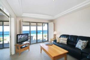 Sea Breeze Apartment - Direct Ocean Views - Top Floor