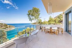 Spacious Villa by the sea - Ovriós