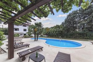 Green House Villa with Pool