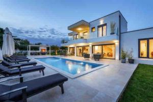 Istria-villa Frani-large pool-parking