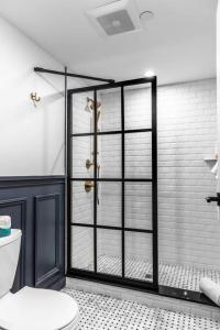 Stylish DTWN Hotel, Steps to Restaurants, King Bed, Room # 205