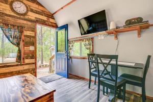Inviting Des Arc Cabin w Fire Pit + Deck!