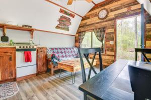 Inviting Des Arc Cabin w Fire Pit + Deck!
