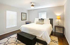 Cozy Heights 2 BD Bungalow, Walkable