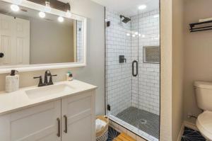 Cozy Heights 2 BD Bungalow, Walkable