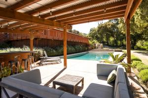 Serene Vineyard Chateau with Pool, Hot Tub, BBQ