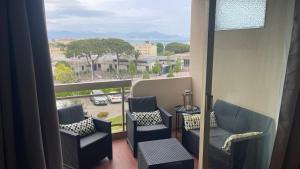 Joli studio vue mer, piscine, Tennis, Parking