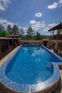 2 hvězdičkov&yacute; penzion Semeen Hotel Valdes Bozhichen Bulharsko