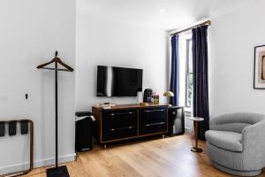 Historic BLDG, Coffee Shop, FAST Wi-Fi, Room # 207