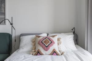 Modern studio by Finnoo metro