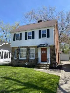 Fenced-in Backyard, Univ Hts Charmer, 3 Bed - 比奇伍德