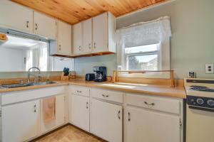 Oakland Apt on Messalonskee Lake w Dock Access!
