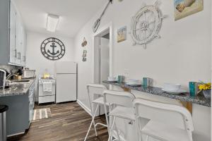 Casa Maria 1- Beachy Apt Mins Walk to Downtown