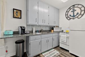 Casa Maria 1- Beachy Apt Mins Walk to Downtown