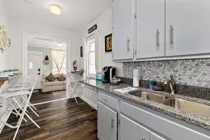 Casa Maria 1- Beachy Apt Mins Walk to Downtown