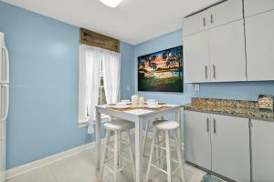 Casa Maria 2- Charming, Quaint Apt Next to Everything Downtown!