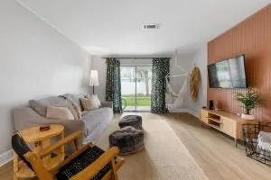 Island Suite - Walk to Downtown! - Davis Shores